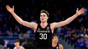 NBA : Les Hornets choisissent Liam McNeeley en 29e position