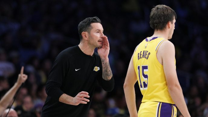 Les Lakers poursuivent leur recherche d'un pivot, mais les équipes rivales négocient avec acharnement