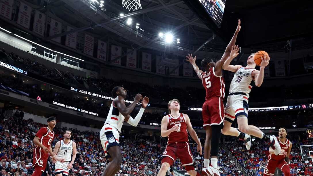 NBA : Les Hornets choisissent Liam McNeeley en 29e position