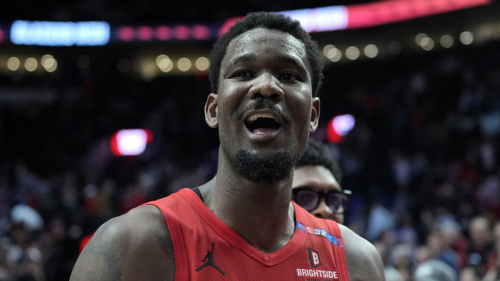 Les réseaux sociaux réagissent à la signature de Deandre Ayton avec les Lakers : « Soit il aide cette équipe à remporter un titre, soit il ruine les dernières années de LeBron »