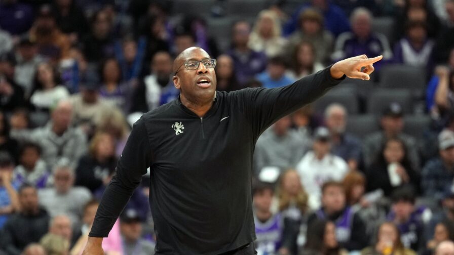 Mike Brown favori pour le banc des Knicks Mike Brown se rapproche sérieusement du poste d’entraîneur principal des New York Knicks. L’ancien coach des Cavaliers, des Lakers et plus récemment des Kings aurait obtenu un second entretien, selon le New York Post. Présent à New York depuis deux jours, il semble tenir la corde. D’après The Stein Line, les Knicks ont informé plusieurs agents libres que la fin du processus de recrutement était imminente. Une ultime validation reste à obtenir : celle du propriétaire James Dolan. Plusieurs noms dans la course Outre Brown, les Knicks ont reçu Taylor Jenkins (ex-Memphis), Micah Nori (assistant à Minnesota) et James Borrego (actuellement à la Nouvelle-Orléans). L’idée d’un duo Mike Brown – James Borrego, ce dernier comme assistant principal, circule en interne. Stabilité dans le staff Toujours selon The Stein Line, Rick Brunson — père de Jalen — devrait rester dans le staff, tout comme plusieurs assistants de Tom Thibodeau. Un choix qui pourrait faciliter la transition sur le banc tout en maintenant une forme de continuité.