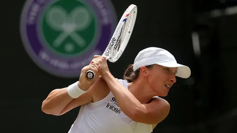 Wimbledon 2025 : Swiatek terrasse Samsonova et file en finale après une demi-finale expéditive