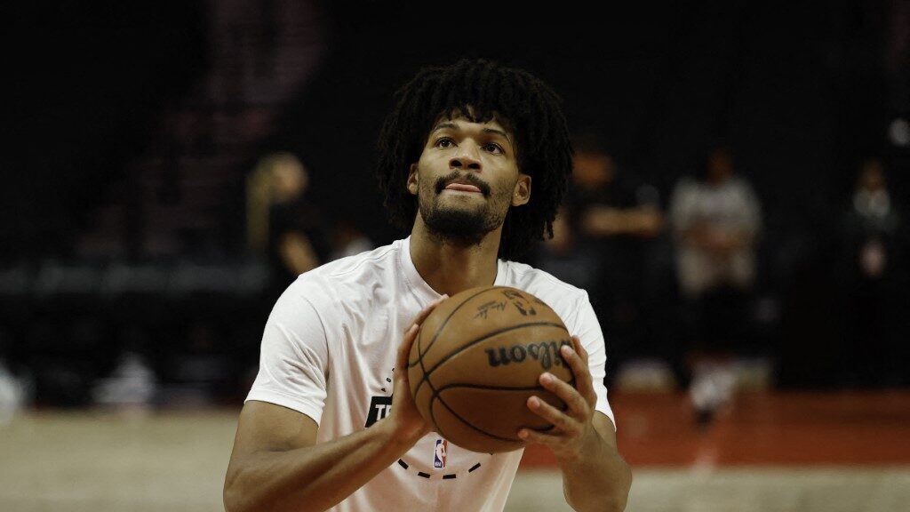 PORTLAND, OREGON - OCTOBER 14: Shaedon Sharpe #17 of the Portland Trail Blazers warms up before the preseason game against the Golden State Warriors at the Moda Center on October 14, 2025 in Portland, Oregon. NOTE TO USER: User expressly acknowledges and agrees that, by downloading and or using this photograph, User is consenting to the terms and conditions of the Getty Images License Agreement. Alika Jenner/Getty Images/AFP (Photo by Alika Jenner / GETTY IMAGES NORTH AMERICA / Getty Images via AFP)