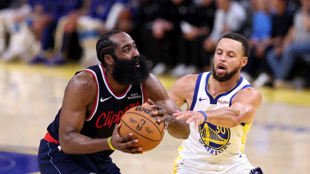 SAN FRANCISCO, CALIFORNIA - OCTOBER 28: James Harden #1 of the LA Clippers is guarded by Stephen Curry #30 of the Golden State Warriors at Chase Center on October 28, 2025 in San Francisco, California. NOTE TO USER: User expressly acknowledges and agrees that, by downloading and/or using this photograph, user is consenting to the terms and conditions of the Getty Images License Agreement. Ezra Shaw/Getty Images/AFP (Photo by EZRA SHAW / GETTY IMAGES NORTH AMERICA / Getty Images via AFP)