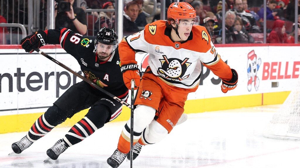 NHL : Les Blackhawks Brisent la Spirale de Défaites avec un Triomphe 5-3 sur les Ducks
