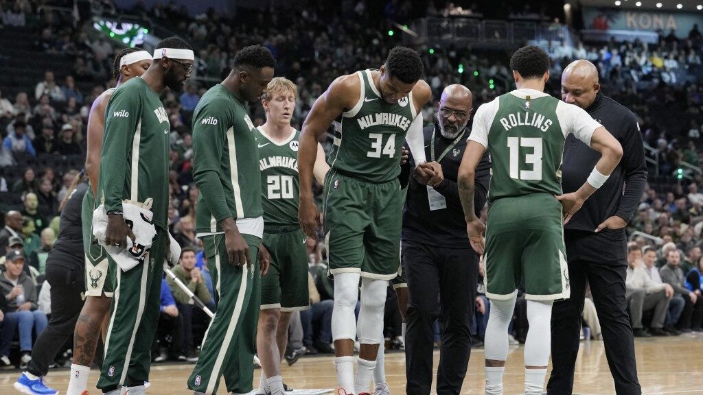 NBA : Giannis Antetokounmpo blessé au mollet droit NBA : Giannis Antetokounmpo blessé au mollet droit