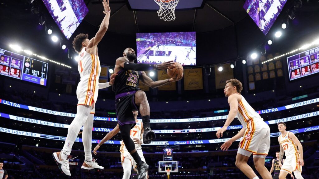 NBA : LeBron James brille, les Lakers écrasent Atlanta 141-116 NBA : LeBron James brille, les Lakers écrasent Atlanta 141-116