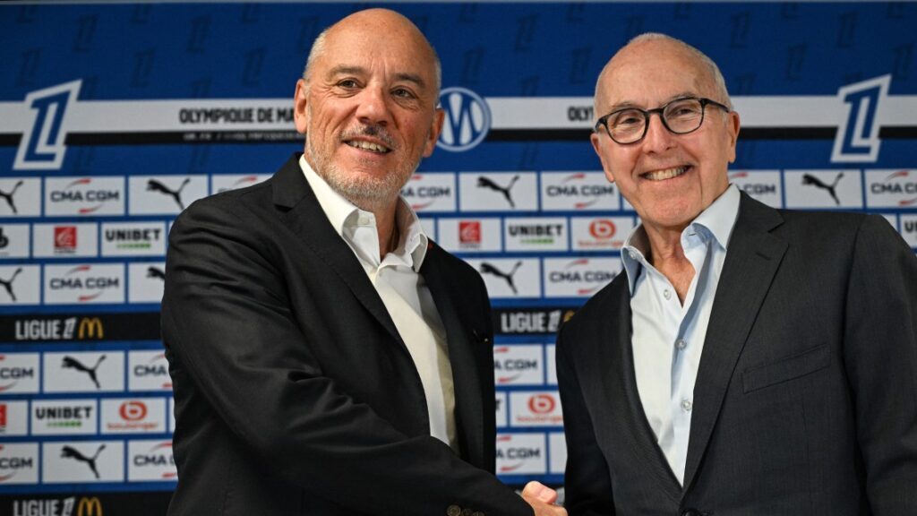 Ligue 1 : à Marseille, Frank McCourt relance l’OM avec Stéphane Richard et acte la fin de l’ère Benatia