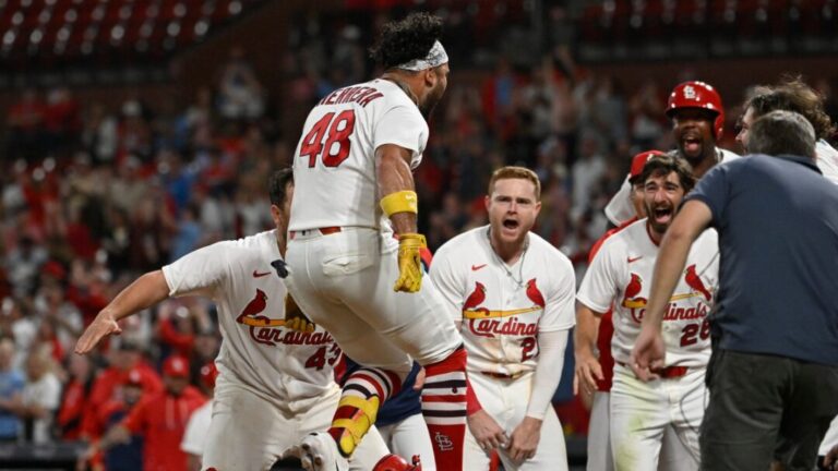 MLB – Un « walk-off » électrisant en 10e fait exploser de joie le stade des Cardinals.