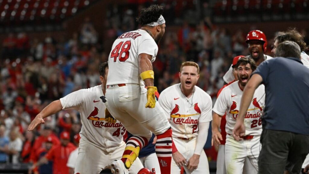 MLB - Un « walk-off » électrisant en 10e fait exploser de joie le stade des Cardinals. MLB - Un « walk-off » électrisant en 10e fait exploser de joie le stade des Cardinals.