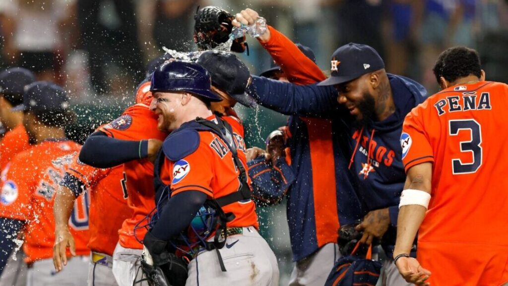 MLB - La magie de Santa opère dès le premier jour avec un retentissant match sans coup sûr historique. MLB - La magie de Santa opère dès le premier jour avec un retentissant match sans coup sûr historique.