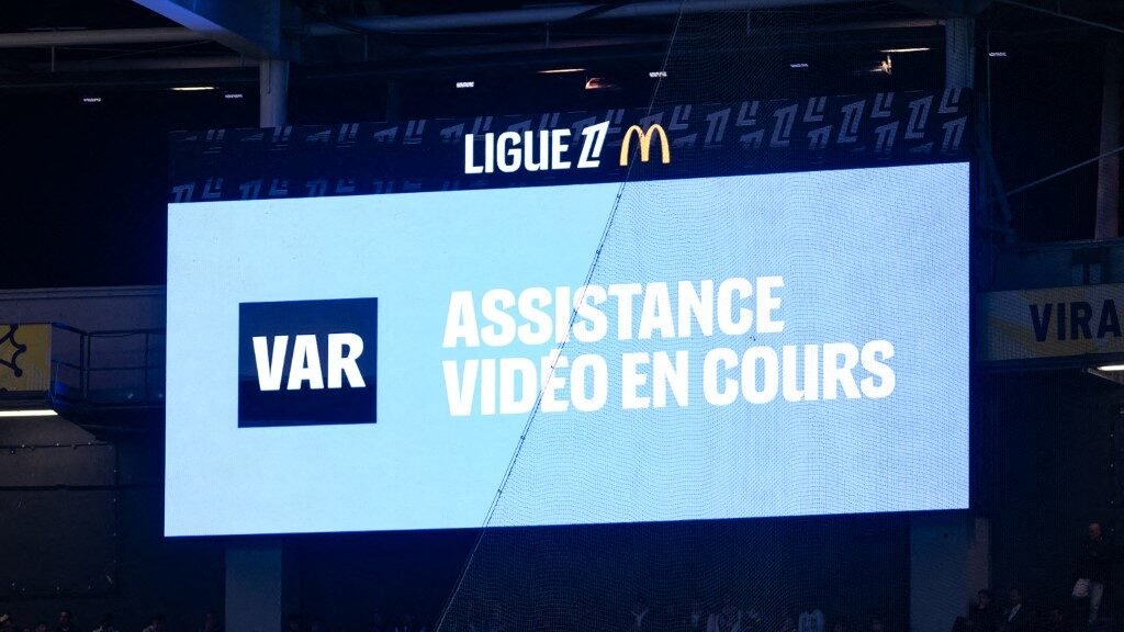 La VAR détruit-elle le football ? Polémiques, règles et vérité La VAR détruit-elle le football ? Polémiques, règles et vérité